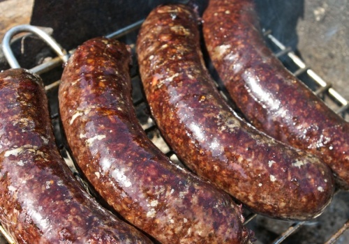 Jak grillować kaszankę, by nie pękała? Ten trik zachwyca prostotą i wyrafinowaniem