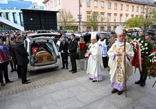 Warszawa: uroczystości pogrzebowe śp. Jacka Magiery. Kondolencje złożył także przewodniczący Episkopatu