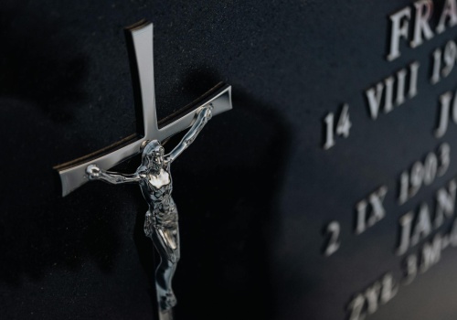 Jak wybrać ekskluzywny nagrobek — praktyczne wskazówki