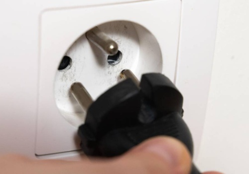 Do czego służy metalowy bolec w gniazdku elektrycznym? Wiele osób nie zna jego prawdziwej roli