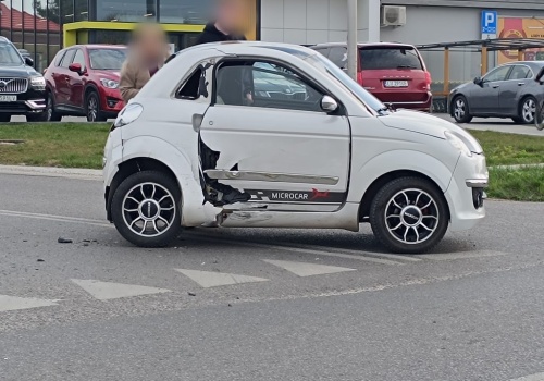 Zderzenie Microcara z Suzuki. Ucierpiał też Renault