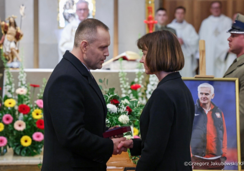 Jacek Magiera pośmiertnie odznaczony przez Prezydenta RP. Wzruszająca chwila podczas ostatniego pożegnania