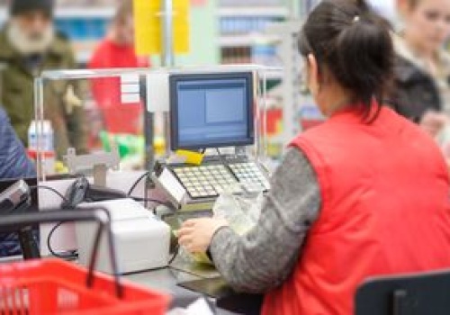 Sieci handlowe szukają pracowników na wakacje. Nocleg dają gratis