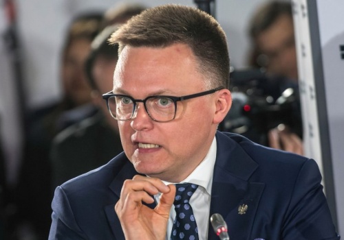 Nawet Hołownia wbija nóż w plecy Hennig-Kloski. 