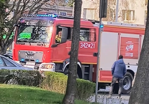 Interwencja straży pożarnej na ulicy Różyckiego. Ktoś podpalił stary fotel obok śmietnika
