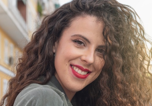 Nie masz lokówki? Tak zakręcisz włosy bez wizyty u fryzjera