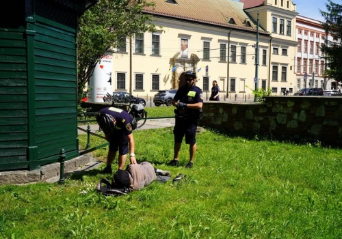 Strażnicy miejscy uratowali życie człowiekowi. Liczyła się każda sekunda