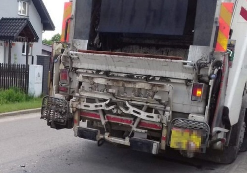 Mężczyzna potrącony przez śmieciarkę w Ożarowie. Trwa walka o życie poszkodowanego