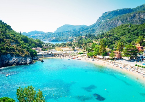 Tanie wakacje w Grecji 🩵🤍 Loty dla wszystkich i 7 nocy na Korfu za 1029 PLN 🌤️👙🌊