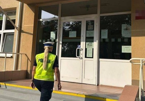 Podejrzany mężczyzna zaczepiał dzieci przed szkołą. Policja potraktowała sprawę priorytetowo