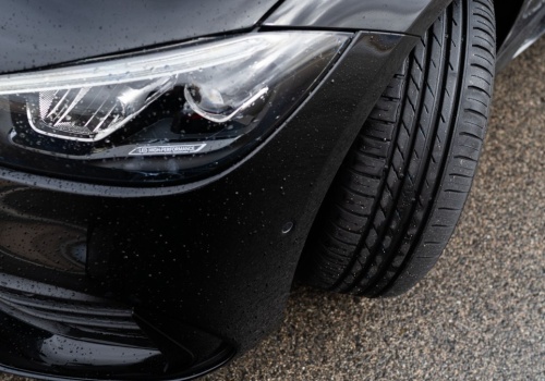 Twoje auto hamuje samo? We mgle i deszczu może tego nie zrobić. Test ADAC