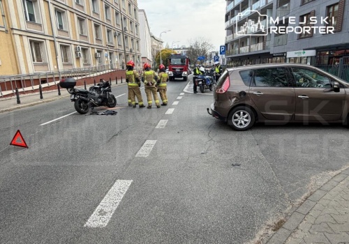 Zderzenie motocyklisty z osobówką na Ochocie. Ranny kierujący jednośladem