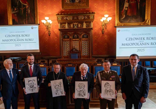 Kard. Grzegorz Ryś, wicepremier Władysław Kosiniak-Kamysz, gen. Adam Joks i prof. Wincenty Kućma z tytułami i karykaturami