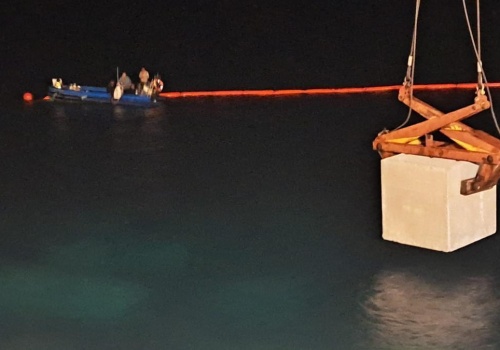 Port w Los Cristianos wzmacnia falochron. Kluczowy etap prac nocą