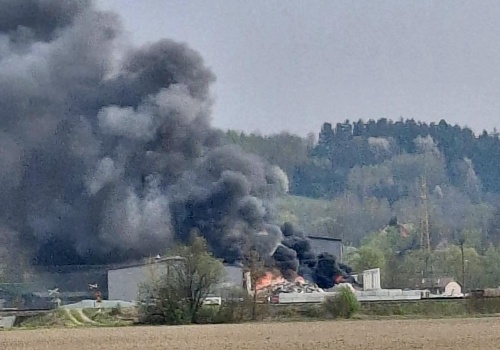 Pożar w sortowni odpadów w Strzyżowie. W akcji ponad 100 strażaków