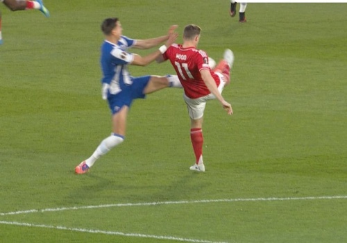 Koszmar Bednarka w Lidze Europy! Była 8. minuta, gdy sędzia podjął decyzję