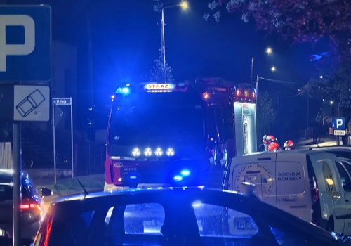 Ktoś oblał elewację sklepu nieznaną substancją. Interwencja służb (ZDJĘCIA)