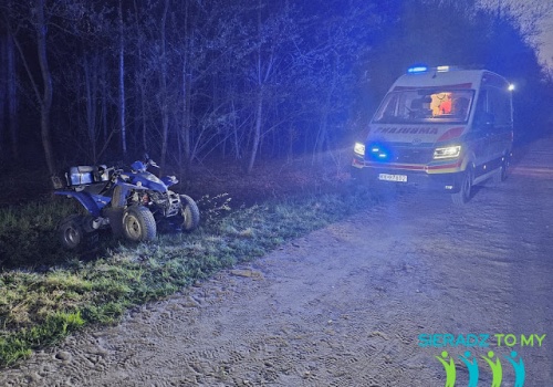 Poważny wypadek quada w lesie w okolicy Dębołęki. Dwie nastolatki ranne