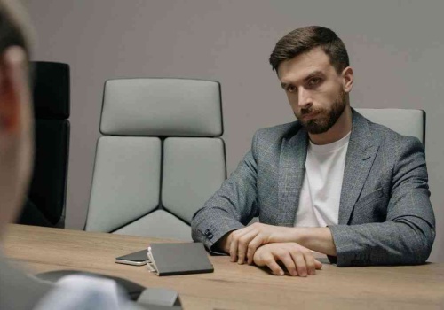 Myślisz, że ktoś kłamie. To zachowanie często oznacza coś innego