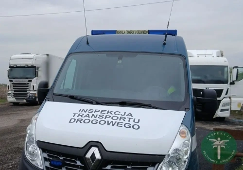 Niecałe 40 km bez kart w tacho: zatrzymanie dwóch praw jazdy i kary na 13 tysięcy