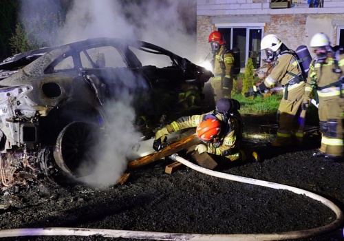 Z ostatniej chwili: Słup ognia na parkingu. Spłonął samochód elektryczny