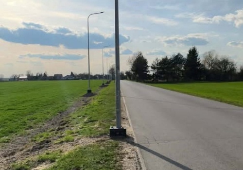 Latarnie ustawiono przy samej jezdni. Mieszkańcy widzą obawy, gmina wyjaśnia zagadkę