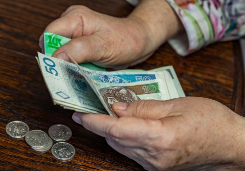Ci seniorzy muszą zwrócić 13. emeryturę. ZUS patrzy na jedną datę i upomina się o pieniądze