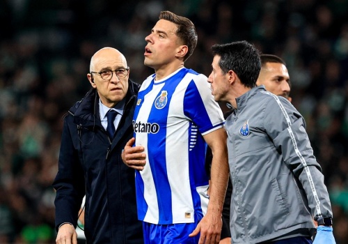 Błyskawiczna czerwona kartka Jana Bednarka. Brutalny faul Polaka