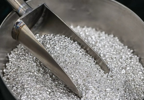 Srebro jeszcze trudniej dostępne? Chiny blokują eksport substancji niezbędnej do wydobycia