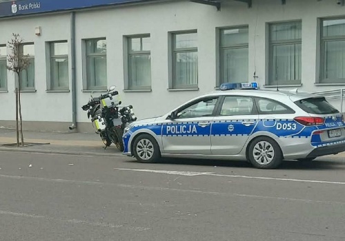 Wjechał motocyklem w tył Seata. Mężczyzna trafił do szpitala