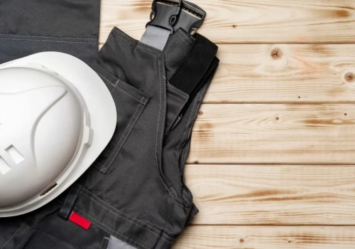 Odzież robocza z logo – jak dobrać gramaturę, skład i splot do konkretnej pracy?