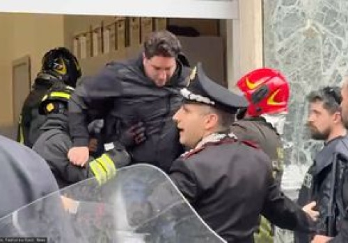 Napad w Neapolu. Zakładnicy bezpieczni, sprawcy uciekli tunelem