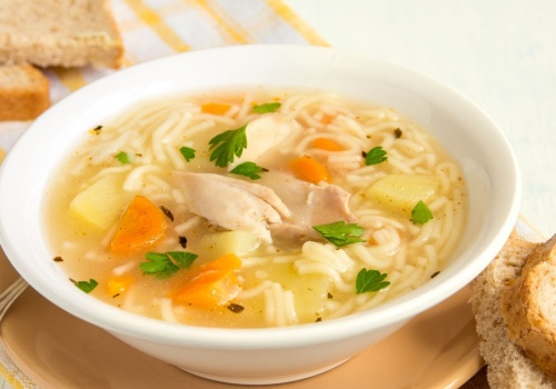 Ta tradycyjna niemiecka zupa króluje na weselach. Przypomina rosół, ale ma większy twist