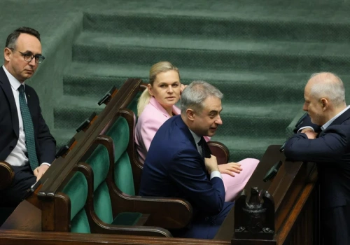 MEN wykonało zwrot, Polacy wystawili Nowackiej laurkę. Sondaż dla „Wprost”