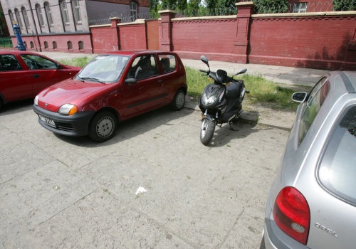 Parkujesz motocykl na chodniku? Ten warunek decyduje o mandacie