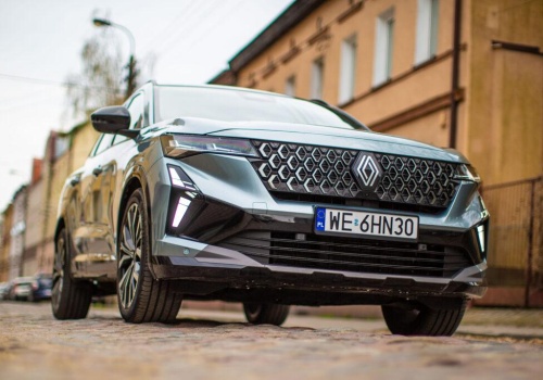 Nowy Renault Espace Full Hybrid 200 KM Iconic ma znakomite zawieszenie i jedną zasadniczą wadę