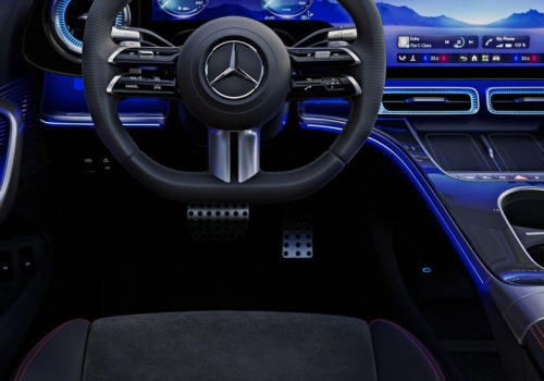 Mercedes chyba upadł na głowę. Wstawili telewizor do samochodu