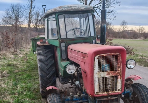 59-latek zatrzymany za nielegalne tablice w ciągniku rolniczym. Ciapek udawał zetora
