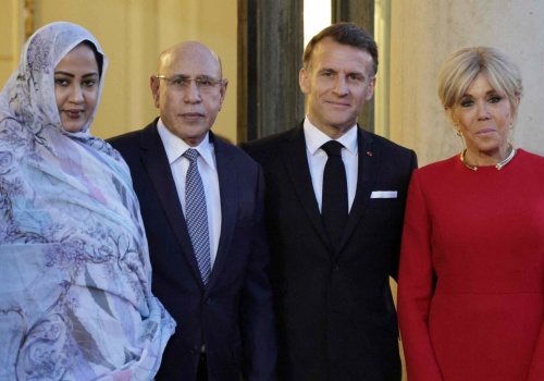 Prezydent Mauretanii z żoną na bankiecie w Pałacu Elizejskim. Tak wystroiła się Macron