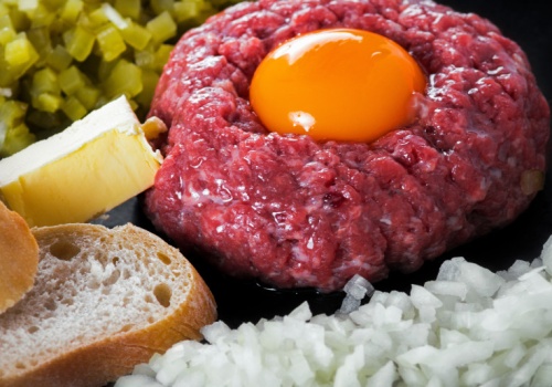 Tego mięsa nie jedz. Pilne ostrzeżenie GIS: gorączka, bóle brzucha, zapalenie mózgu