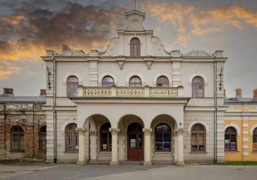 Piękny polski dworzec w ruinie. Mieszkańcy martwią się o zabytek