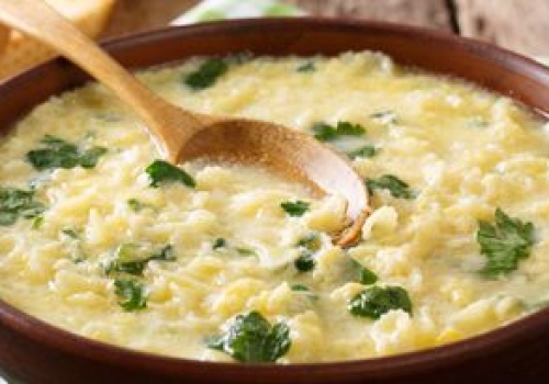 Taka zupa to smak dzieciństwa każdego millenialsa. Każdy się uśmiechał, gdy babcia robiła ją w kuchni