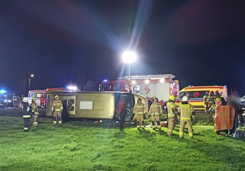 Koszmarny nocny wypadek minibusa. Sześć kobiet trafiło do szpitali