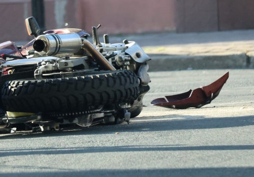 Motocyklista z poważnymi obrażeniami po zdarzeniu drogowym w Lublinie. Policja szuka świadków