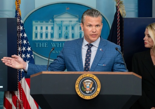 Pete Hegseth cytuje Pulp Fiction jako Pismo Święte, a następnie porównuje prasę do wrogów Jezusa