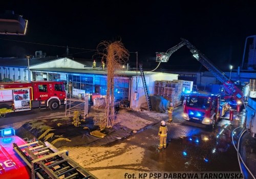 Pożar w zakładzie produkcyjnym. W środku materiały łatwopalne