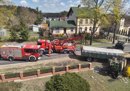 Chwile grozy na wsi. Wypadek ciągnika z przyczepą pełną zboża