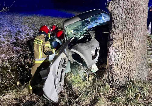 Piła. Śmiertelny wypadek, nie żyje jedna osoba. Volkswagen uderzył w drzewo