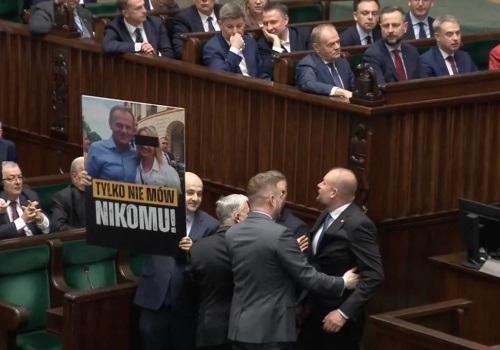 Awantura na otwarcie Sejmu. Niewygodne banery, przepychanki i wykluczeni posłowie. WIDEO