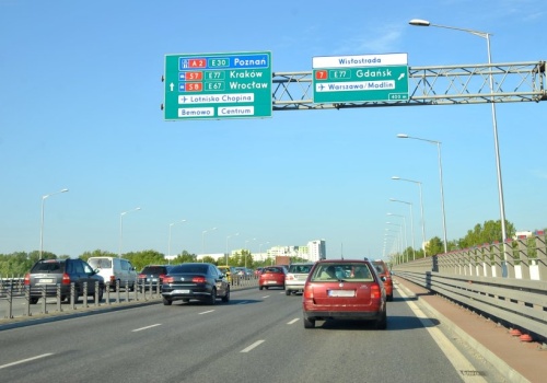 Ruch na drogach krajowych w Polsce rośnie. Są odcinki, które pokonuje prawie 200 tys. aut dziennie